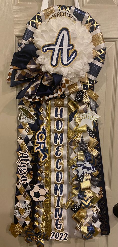 Experience mum creator for all your homecoming needs Sophomore Mum Homecoming, Homecoming Backer Ideas, Homecoming Mum Tops, Texas Homecoming Mums Freshman, Sophomore Hoco Mum, Medium Mums Homecoming, Homecoming Mums Heart Shaped, Homecoming Mums Ideas Freshman, Couple Mums Homecoming