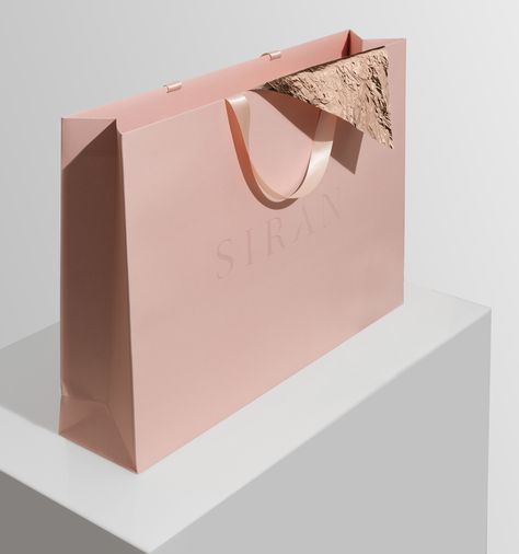 Desain Merek, Luxury Paper Bag, Shopping Bag Design, Paper Bag Design, Luxury Packaging Design, Store Design Boutique, Packaging Ideas Business, Clothing Packaging, Fashion Packaging