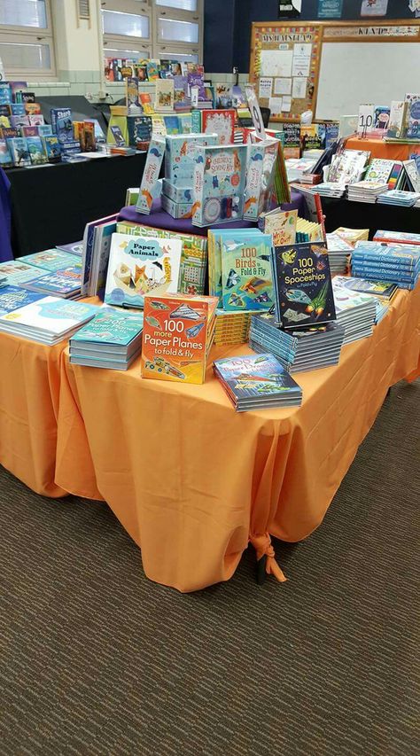 Book Fair Setup Display Ideas, Book Fair Display Ideas, Book Fair Display, Book Fair Ideas Display, Market Stall Display Ideas, Santa Breakfast, Library Assistant, School Book Fair, Book Fairs