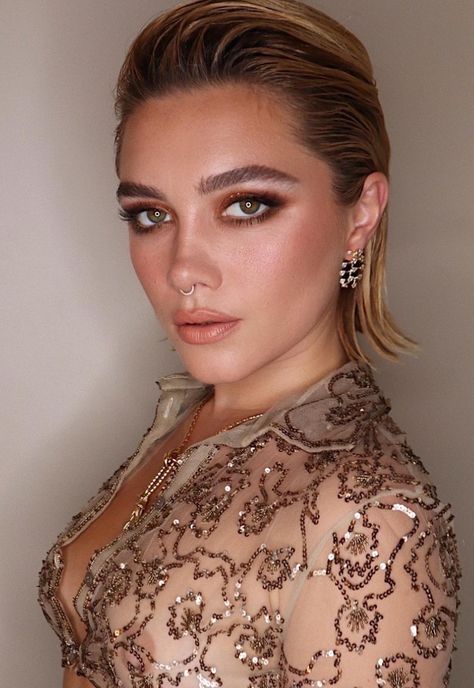 Florence Pugh Makeup, Florence Pugh Short Hair, Party Makeup Looks, Comfort People, Classic Hairstyles, Soft Autumn, Celebrity Hair Stylist, Best Short Haircuts, Chic Hairstyles