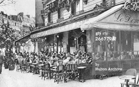 And on the surface of Paris: life! Paris 1920s, Montparnasse Paris, 1920s Aesthetic, Then Vs Now, Parisian Life, Old Paris, Europe Photos, Paris Cafe, The Cafe