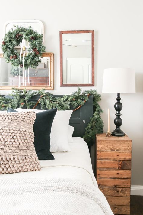 Christmas Guest Bedroom Guest Room Christmas, Folk Bedroom, Christmas Guest Bedroom, Industrial Farmhouse Living Room, Future Christmas, Room Christmas Decor, Side Table Makeover, Hotel Linen, Pillow Mixing