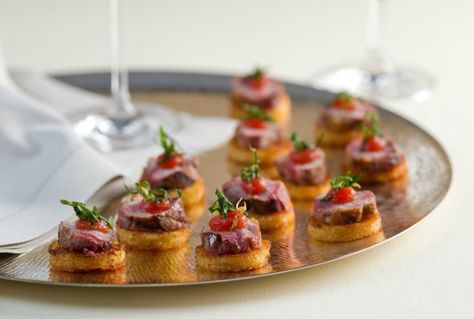 Duck Latkes Topped With Blood Orange Gel. Kalbasa Recipes, German Red Cabbage, Sweet And Sour Cabbage, Canapes Recipes, Side Dishes For Chicken, Duck Breast, Salad Bar, Beef Dishes, Round Cakes