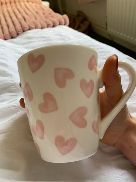 Mug Paint Designs, Diy Cup Decorating, Pretty Mugs Coffee Cups, Cute Cups And Mugs, Cute Mug Designs Paint, Hand Painted Mugs Ceramics, Mugs Designs Ideas, Cup Painting Ideas Aesthetic, Coffee Cup Painting Ideas