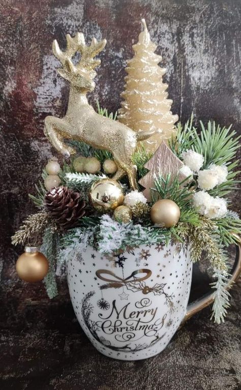 Christmas Centerpieces Cheap, Lights For Christmas, Christmas Decorations Centerpiece, Vintage Christmas Crafts, Christmas Vignettes, Christmas Centerpieces Diy, Diy Christmas Decorations Easy, Christmas Arrangements, Christmas Tea