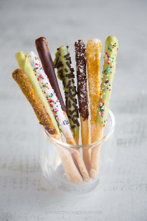 Easy Homemade Pocky Sticks (Assorted Flavors) Dog Icing Recipe, Biscuit Sticks, Stick Cookies, Pocky Sticks, Dark Chocolate Candy, Almond Crunch, Cookie Sticks, Snack Sticks, Chocolate Candy Melts