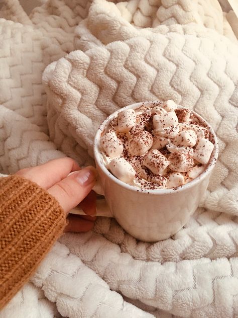 Cosy Hot Chocolate Aesthetic, Hot Chocolate Marshmallows Aesthetic, Cozy Hot Chocolate Aesthetic, Fall Hot Chocolate Aesthetic, Aesthetic Hot Chocolate Pictures, Hot Choc Aesthetic, Hot Chocolate Autumn, Winter Hot Chocolate Aesthetic, Autumn Drinks Aesthetic