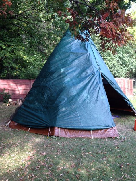 Teepee tarp, Ice Fishing Shelter, Outdoor Forts, Tarp Shelters, Camping Hacks Diy, Moroccan Lanterns, Survival Shelter, Diy Fireplace, Living Room Diy, Camping Survival