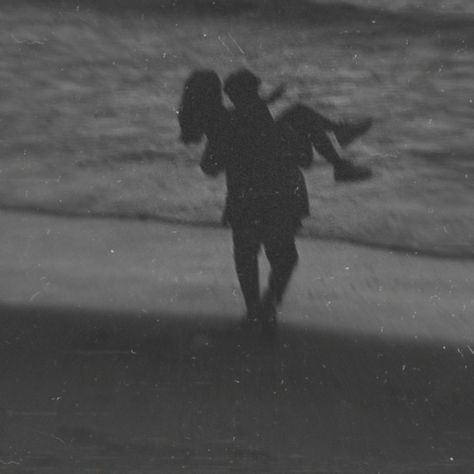 Black And White Pfp Icon, White Pfp Icon, Beach Grunge, Couple On Beach, Black And White Pfp, Grunge Black And White, Icon Profile Picture, White Pfp, Beach Romance