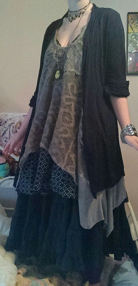 Standing on my bed ootd this time. I just need a giant mirror and a chocolate bar right now! Layers Outfits, Whimsigoth Witch, Dark Mori Fashion, Witchy Wardrobe, Punk Clothes, Giant Mirror, Funky Clothes, Groovy Clothes, Strega Fashion