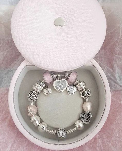 Pink Charms, Pandora Bracelet Charms Ideas, Pandora Bracelet Designs, Pandora Jewelry Charms, Bracelet Pandora, Wrist Jewelry, Jewelry Accessories Ideas, Pandora Bracelet Charms, Girly Accessories