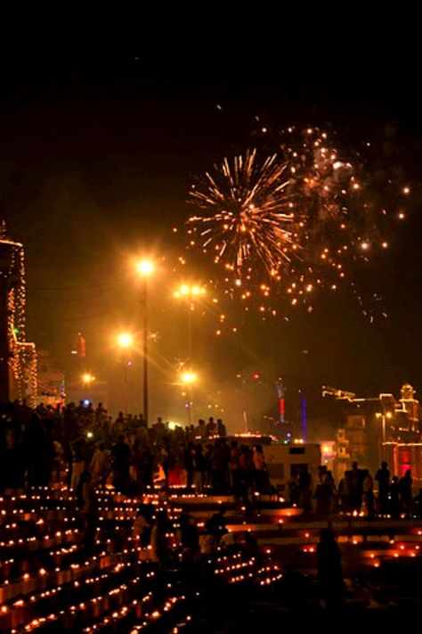 One of the most sacred pilgrimage sites in India, Varanasi celebrates Diwali on a truly grand scale. Loud and vibrant firecrackers are set off in every street all night long, and you can get an excellent view of these from the banks of the Ganges. There is also a special “Ganga Aarti,” where the ghats are illuminated, and diyas are floated down the river. Two weeks later, on a full moon night, Dev Deepavali is celebrated, along with the Ganga Mahotsav cultural festival. Diwali Night View, Dev Diwali Varanasi, Dev Dipawali Varanasi, Varanasi Diwali, Deepavali Aesthetic, Diwali Images Festivals, Diwali Sky, Diwali Pic, Aesthetic Diwali