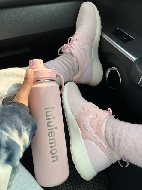 🌸 Pink in Palisades 🌸 | Pink Mist Back to Life Sport Bottle | Arctic Pink Velvet Nike Roshe Ones Pink Running Aesthetic, Pink Velvet Nike, Gym Motivate, Nike Roche, Basic Accessories, Spring Workout, Princess Charm School, Gym Lifestyle, Pink Gym