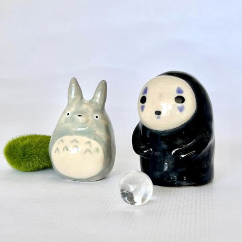 No Face and Totoro are looking for trouble! Better make way. They are up to no good I tell you. #noface #kaonashi #nofaceart #nofacefanart #ghiblifanart #ghibliart #totorolover #totorofanart #myneighbortotoro #ceramictotoro #spiritedawayfanart #cynaramori #otaku #otakuart No Face Clay, Totoro Ceramic, Clay Totoro, Diy Air Dry Clay, Otaku Art, Ghibli Art, No Face, My Neighbor Totoro, Clay Ideas