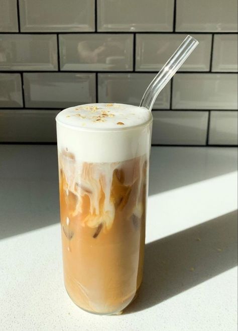 Iced Coffee Aesthetic Instagram, Vanilla Latte Aesthetic, Ice Latte Aesthetic, Iced Coffee Photography, Iced Latte Aesthetic, At Home Iced Coffee, Home Iced Coffee, Aesthetic Iced Coffee, Iced Coffee Aesthetic