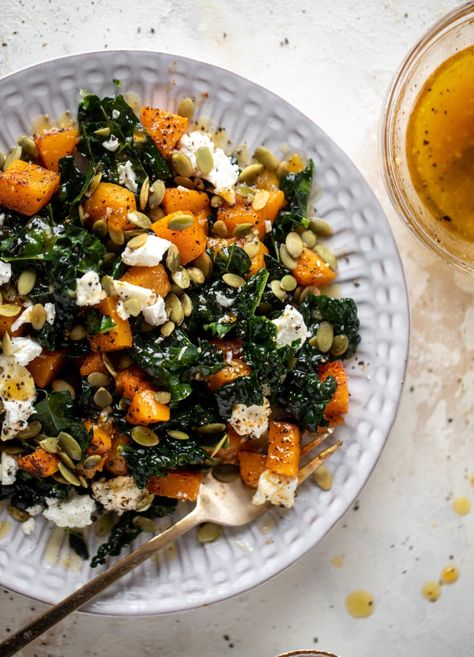 Squash Kale Salad, Butternut Squash Kale, Butternut Squash Salad, Squash Salad, Diner Recept, Ambrosia Salad, Goat Cheese Salad, Cheese Salad, Kale Salad