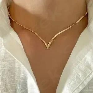 Very cute V Shaped Flat Snake Collarbone Chain The main necklace part lays flat but it goes into a V point. The chain is herringbone! Gold id#16 Formal Gold Jewelry, Gold Necklace Set New Design 2023, Snake Collarbone, Classy Gold Jewelry, Yellow Diamond Necklace, Anklets Indian, Free People Necklace, V Necklace, Cute V