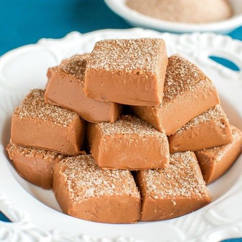 This Easy Cinnamon Snickerdoodle Fudge is the perfect recipe for you if you think you can't make fudge. Creamy, no fail, and tastes like a snickerdoodle! Snickerdoodle Fudge, Easy Microwave Fudge, Best Fudge Recipe, Xmas Goodies, Easy Fudge, Peppermint Fudge, Walnut Fudge, Microwave Fudge, Delicious Christmas Desserts