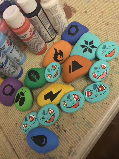 Pokémon rocks Pokemon Garden Ideas, Rock Painting Pokemon, Pokemon Painted Rocks, Minecraft Painted Rocks, Painting Ideas Pokemon, Pokemon Stones, Pokemon Evolution Stones, Rock Painting Ideas For Kids, Painting Ideas For Kids