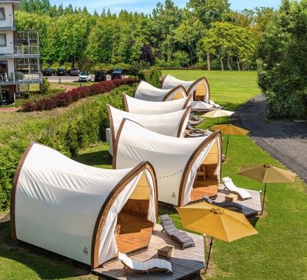 Luxury Camping Tents, Rooftop Restaurant Design, Hostels Design, Glamping Tent, Urban Design Concept, Glamping Resorts, Outdoor Luxury, Go Glamping, Luxury Glamping