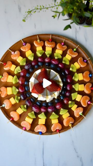 Fruit Skewers Ideas, Platter Inspiration, Queso Brie, Fruit Platter Designs, Grown Up Parties, Cheese Trays, Fruit Skewers, Food Motivation, Winter Fruit