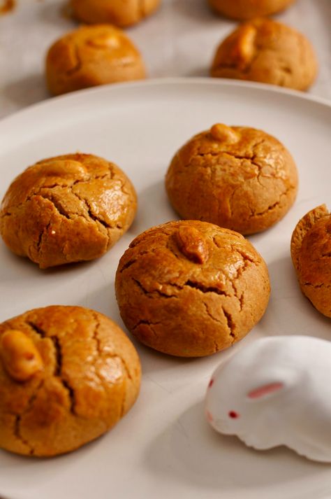 Kat Lieu’s Chinese Peanut Butter Cookie Recipe for an Auspicious Lunar New Year — modern asian baking Lunar New Year Cookies, Asian Baking, Butter Cookie Recipe, Asian Dessert, New Years Cookies, Peanut Cookies, Cookie Ball, New Year's Food, Modern Asian