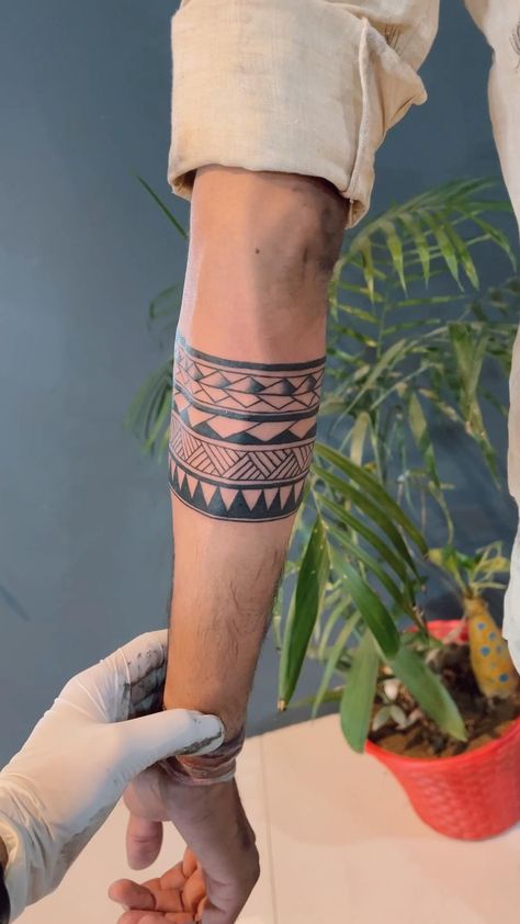 Old Traditional Tattoo, Band Tattoo Ideas, Tato Maori, Band Tattoos For Men, Round Tattoo, Tattoo Band, Band Tattoos, Armband Tattoos, Ancient Tattoo