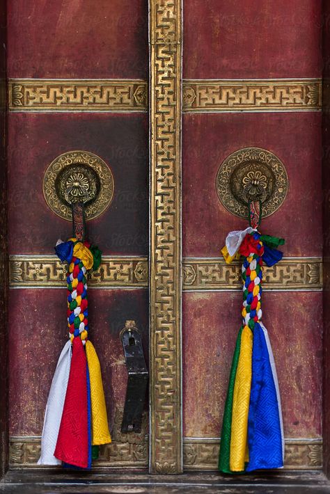 Tibetan Monastery Interior, Tibet Aesthetic, Tibetan Aesthetic, Tibetan Door, Tibetan House, Tibetan Decor, Ancient Korean Art, Tibetan Architecture, Monastery Interior