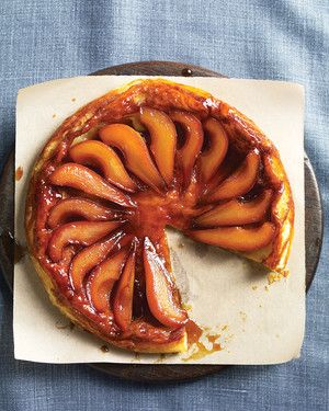 Pear Tarte Tatin, Tart Tatin, Tarte Tatin Recipe, Produce Recipes, Pear Tart, Caramel Desserts, Tart Dessert, Pear Recipes, French Dessert