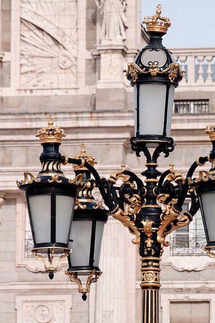 Esta farola identifica el entorno del Palacio Real y de la Catedral de la Almudena de Madrid a dos pasos del Museo Lamp Posts, I Saw The Light, Lantern Lamp, Street Lights, Paris Apartments, Street Lamp, Royal Palace, Madrid Spain, Let There Be Light