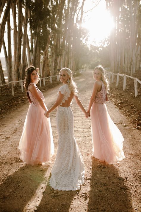 Wedding With 2 Bridesmaids, Wedding Two Bridesmaids, Wedding Pics With Best Friend, Wedding Photos 2 Bridesmaids, Two Bridesmaids Only Pictures, Bride And Sisters Wedding Photos, Bridesmaid Inspo Pictures, Wedding Poses Bride And Bridesmaids, Wedding With Two Bridesmaids