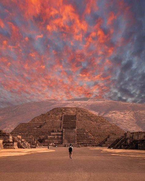 La Pirámide de la Luna es la segunda estructura más alta del complejo arqueol�ógico de Teotihuacán después de la Pirámide del Sol. Se… Ruins, Ancient Ruins, Maya Ruins, Aztec Ruins, Wild Photography, Spiritual Retreat, Mexico Culture, The Pyramids, Visit Mexico