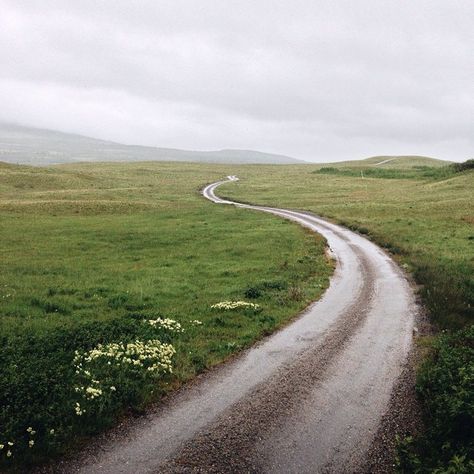 Santiago De Compostela, The Great Outdoors, Belle Nature, Winding Road, Dirt Road, Green Grass, Pretty Places, Beautiful World, In The Middle