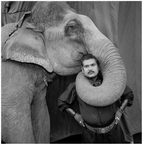 ram prakash singh with his elephant shyama.great golden circus, ahmedabad, 1990 | foto: mary ellen mark Diane Arbus Photography, Mary Ellen Mark, Sarah Moon, Famous Portraits, Andre Kertesz, Diane Arbus, Robert Frank, Cecil Beaton, Vivian Maier