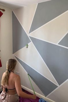 How to paint a geometric wall in a teenagers bedroom. This tutorial explains step by step how to do DIY paint decor using geometric shapes and frog tape. We used a grey and cream colour scheme for a cool bedroom wall ideas. Bedroom Paint Design, Teenagers Bedroom, Geometric Wall Paint, Wall Paint Patterns, Ruang Tv, Paint Decor, Wall Painting Living Room, Diy Wall Painting, Room Wall Painting