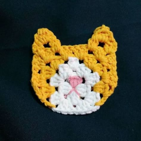 Today’s IG share is from ailiskim. She crocheted this adorable... Kat Haken, Crochet Cats, Crochet Appliques, Crochet Cat Pattern, Pola Amigurumi, Crochet Fun, Haken Baby, Crochet Granny Squares, Crochet Square Patterns