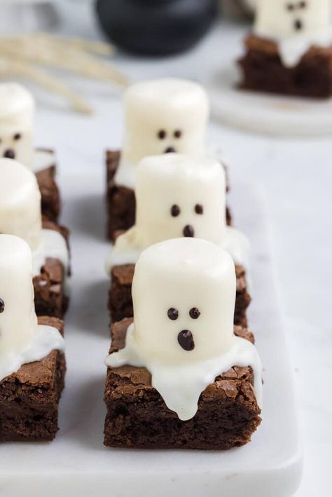 Spooky Boo Brownies, Easy Ghost Brownies, Brownie Ghost Treats, Halloween Sweet Food Ideas, Halloween Snacks Marshmallows, Ghost Treats For Kids, Ghost Brownies Marshmallow, Ghost Chocolate Milk, Halloween Ghost Brownies