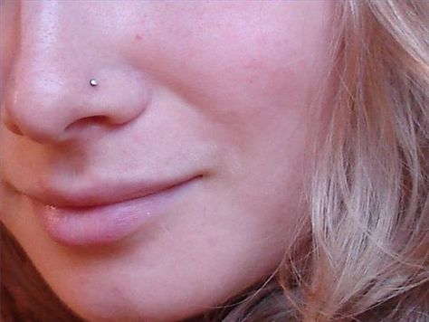 Nose piercing! It's so tempting, but I've heard that it's very painful. Small Nose Piercing, Stud Girl, Tiny Nose Studs, Nose Piercing Stud, Diamond Nose Stud, Small Nose, Nose Piercing Jewelry, Dermal Piercing, Types Of Piercings