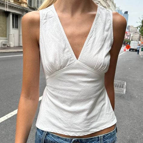 Plunging V-Neck Tank Top With A Tie At The Waist Fabrics: 97% Cotton, 3% Spandex Measurements: 20" (51 Cm) Length, 14" (35.5 Cm) Bust Made In: China Nwot Similar To Eu Europe Exclusive Tops / Dresses Quoi Porter, Moda Chic, Mode Inspo, Dream Clothes, Look Cool, White Top, White Tops, Passion For Fashion, Brandy Melville