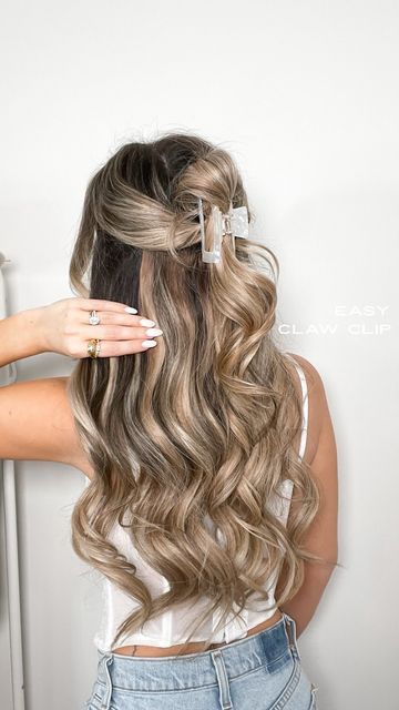 Claw Clip Hairstyles Long Hair Wedding, Cute Curled Hair Ideas Half Up Half Down, Half Up Half Down Wedding Hair Claw Clip, Claw Clip With Curled Hair, Claw Clip Curled Hair, Cute Half Up Half Down Hairstyles For Long Hair, Prom Hair Claw Clip, Extensions Half Up Half Down, Wedding Hairstyles Claw Clip