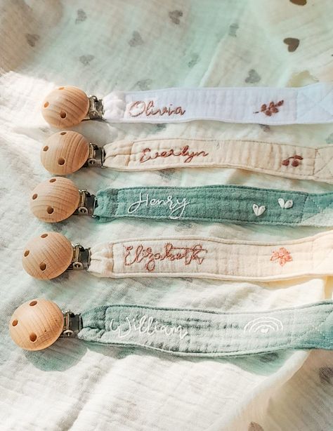 Personalized pacifier clip holder in cotton gauze, Personalized fabric pacifier clip with wooden clip,hand embroiered name,custom boho pacifier holder,child pacifier clip,custom baby name,baby shower gift This is hand embroidery on Cotton double gauze with DMC French Size: fabric 6inches length, 9inches include the loop. The processing time is 1-2 weeks and the shipping time is 2-3 weeks base on your local. If you have any question, pls feel free to contact me. THANKS Baby Pacifier Holder, Pacifier Clip Holder, Personalized Pacifier, Cadeau Baby Shower, Custom Baby Gifts, Dummy Clips, Machine Embroidery Projects, Baby Embroidery, Embroidered Gifts