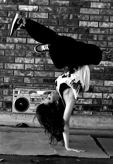 such a cool dance photo Dance Hip Hop, Hip Hop Dancer, Types Of Dancing, Dance Like No One Is Watching, Swing Dancing, Dance Movement, Sport Photography, Dance Photos, Dance Life