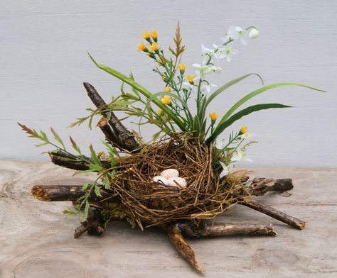 Table Decorations Spring, Nest Coffee Table, Diy Table Decorations, Love Birds Nest, Nest Craft, Bird Nest Craft, Birds Nests, Bird Nests, Spring Arrangements