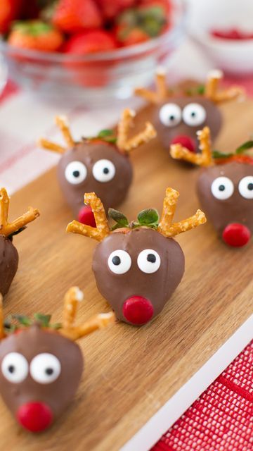 Fruit For School Christmas Party, Strawberry Desserts Christmas, Dipped Strawberry Christmas Lights, Christmas Snack Ideas For School, Christmas Healthy Snacks For Kids, Board Night Ideas Christmas, Reindeer Strawberries, Reindeer Snacks For Kids School Parties, Holiday Food Crafts For Kids