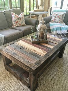 Pallet coffee table Diy Table Design, Table Palette, Creative Coffee Table, Pallet Furniture Designs, Pallet Projects Furniture, Coffee Table Furniture, Wooden Pallet Furniture, Diy Coffee Table, Diy Pallet