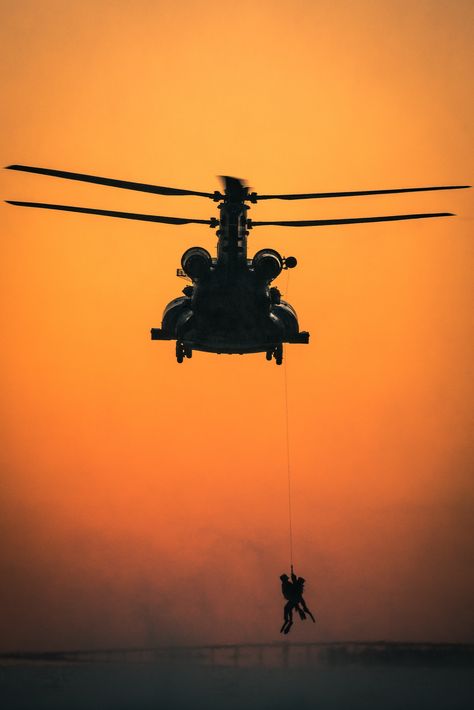 Air Force Wallpaper, Chinook Helicopters, Angel Photography, Military Poster, Military Aesthetic, Aviation Posters, Helicopter Pilots, Army Pics, Combat Art