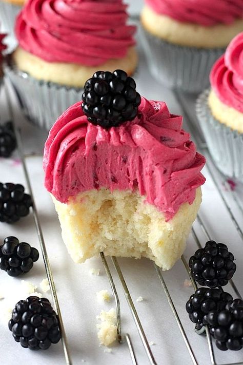 Blackberry Buttercream, Blackberry Recipes, Dessert Aux Fruits, Lemon Cupcakes, Cupcake Ideas, Yummy Sweets, How Sweet Eats, Eat Dessert, Cup Cakes