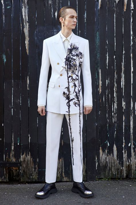 Mcqueen Menswear, Lifestyle Advice, Alexander Mcqueen Menswear, Concept Fashion, Sarah Burton, Mcqueen Fashion, Alexander Mcqueen Men, Mens Fashion Suits, Fashion Suits