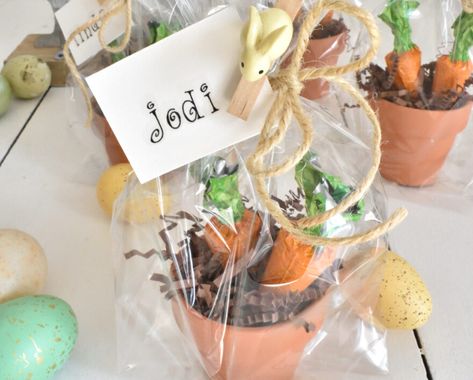 Easter gift ideas that are as cute as they are easy to make! Easter Take Home Gifts, Spring Treats For Teachers, Easter Gift For Neighbor, Easter Crafts For Coworkers, Work Easter Gifts, Cute Easter Gifts For Coworkers, Easter Gifts Teachers, Cute Easter Gifts For Friends, Employee Easter Gifts