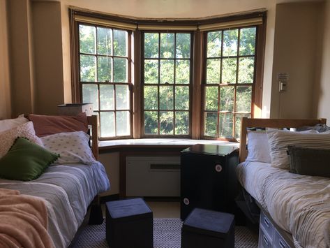 School Dormitory Room Aesthetic, Boarding School Aesthetic Dorms, Luxury Boarding School Dorm, Old Boarding School Dorm, Fancy Boarding School Dorm, Private School Dorm Room, British Boarding School Dorm Room, Boarding School Room Decoration, Private Academy Aesthetic